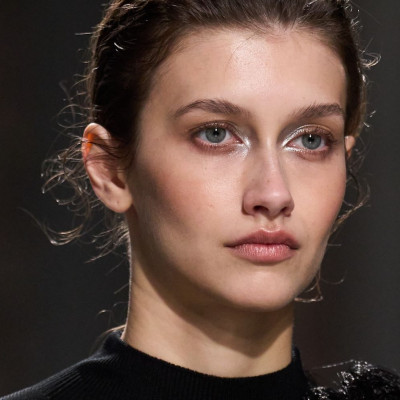 Beauty hack: Δες πώς να πετύχεις ένα ολοκληρωμένο makeup look μόνο με ένα κραγιόν
