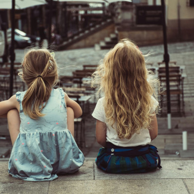 Ανησυχείς για τους φίλους του παιδιού σου; Τα green flags που αξίζει να προσέχεις