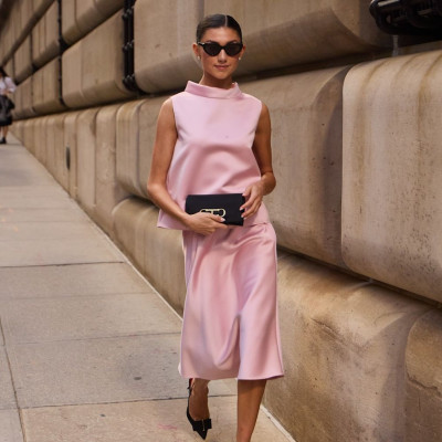 Floral φορέματα, σατέν πουκάμισα και άλλες ιδέες για να εντυπωσιάσεις στο Πασχαλινό τραπέζι