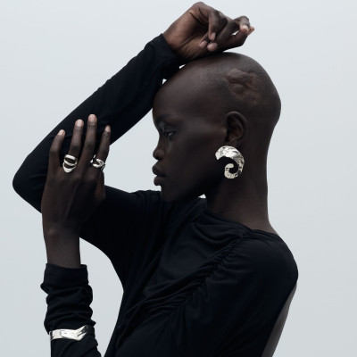 Ένα ελληνικό brand κοσμημάτων παίζει με την αφαιρετικότητα των σχημάτων και εντυπωσιάζει