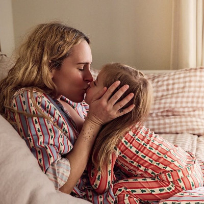 Η Rumer Willis απαντά στην κριτική για την ανατροφή της 3χρονης κόρης της με βίντεο όπου τη θηλάζει