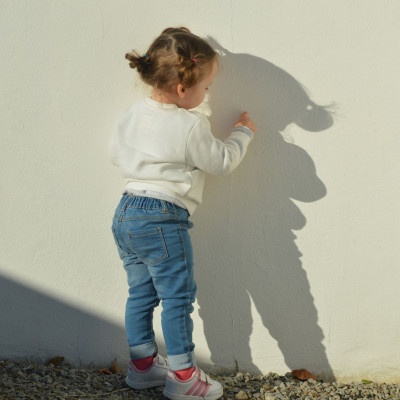 Πώς γίνεται ένα παιδί να είναι πιο ψηλό από τους γονείς του; Η απάντηση ίσως σε εκπλήξει