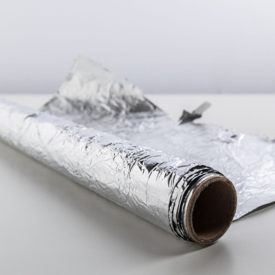 Κόλλησε αλουμινόχαρτο στον τοίχο: γιατί το προτείνουν οι ειδικοί και τι μπορείς να ανακαλύψεις