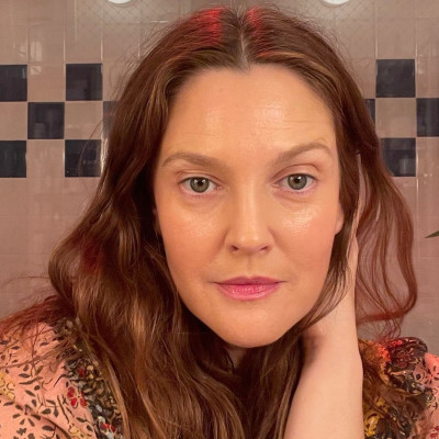 Μετά από 2 καισαρικές, η Drew Barrymore μίλησε για τις ανασφάλειές της και ναι, ταυτιστήκαμε