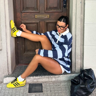 Υellow sneakers & άνοιξη: Ο τέλειος συνδυασμός για στυλάτες και άνετες εμφανίσεις
