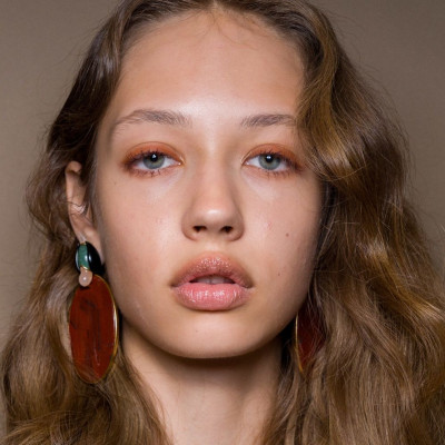 Beauty hack: Αυτό το tip για κραγιόν θα κάνει τα χείλη σου ακόμα πιο σαρκώδη