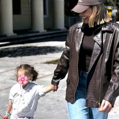 Η Ιωάννα Μαλέσκου και η κόρη της, Μαρίλια, έφτιαξαν τα δικά τους μπότια για το έθιμο στην Πρέβεζα