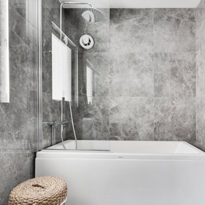 Με σόδα και οξυζενέ: Αυτός ο μυστικός συνδυασμός καθαρίζει το πιο δύσκολο σημείο στο μπάνιο σου