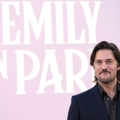 Λιώσαμε! Ο Lucas Bravo του «Emily in Paris» έκανε 14 ώρες ταξίδι για μια αγκαλιά στο κορίτσι του