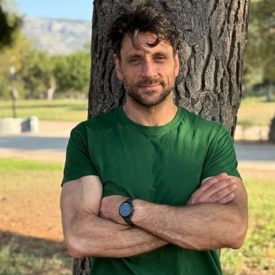 «Φοβάμαι να συνδεθώ»: Μήπως η ειλικρίνεια του Γ. Χρυσοστόμου είναι αυτό που λείπει από τις σχέσεις;