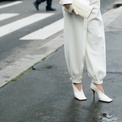 Αυτά τα 3 χρώματα στα παπούτσια θα αντικαταστήσουν τα μαύρα αυτή την άνοιξη