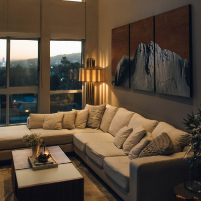 7 μικρά μυστικά διακόσμησης που θα κάνουν το σαλόνι σου να δείχνει μεγαλύτερο και πιο στιλάτο