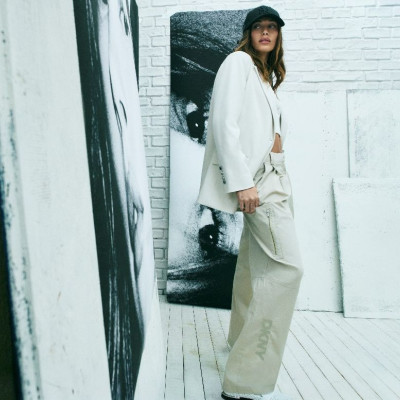 Η DKNY παρουσιάζει την καμπάνια Άνοιξη 2026 με πρωταγωνίστρια τη Hailey Bieber