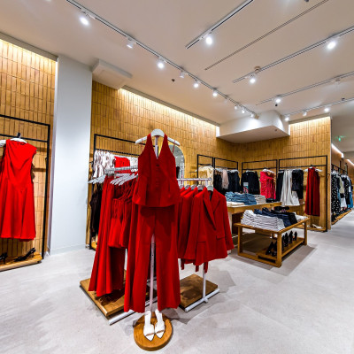 Fashion News: Ο Όμιλος Φάις επανατοποθετεί δυναμικά την MANGO στο River West με ένα νέο κατάστημα