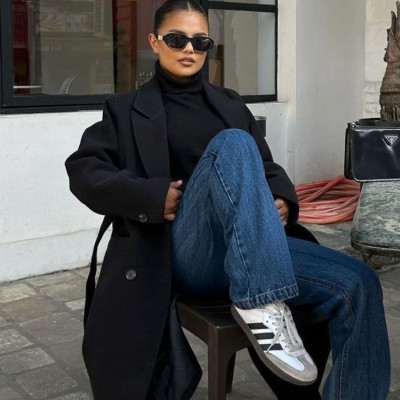 Το effortless outfit με Adidas Samba και το τζιν που λατρεύουν οι fashion insiders