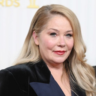 Christina Applegate: Νοσηλεύεται εν μέσω της μάχης της με τη σκλήρυνση κατά πλάκας