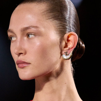 Lip gloss vs highlighter: Ποιο προϊόν χαρίζει extra φως στα χαρακτηριστικά του προσώπου