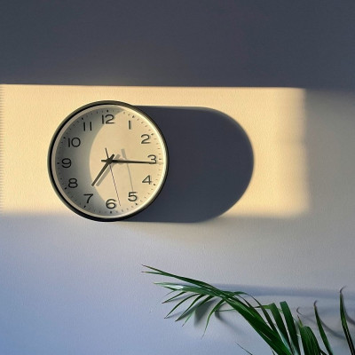 Μήπως έχεις κρεμάσει το ρολόι τοίχου σε λάθος σημείο; Ο τρόπος για να το καταλάβεις