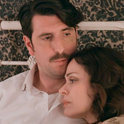 Ο γάμος Λαμπρόγιαννη - Γεροντιδάκη στο Grand Hotel προκαλεί σκάνδαλο όπως και η νέα φυγή Κουκουράκη