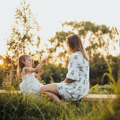 Όταν το άγχος σου γίνεται κακό μάθημα για το παιδί: τι δείχνουν οι αντιδράσεις σου κάθε μέρα