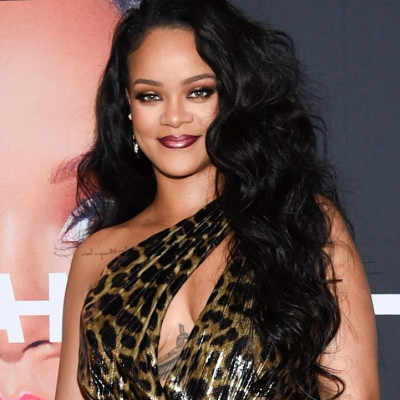 Rihanna: Το 1o εξώφυλλο με την 7 μηνών κόρη της Rocki Irish & η haute couture πάνα που ξάφνιασε