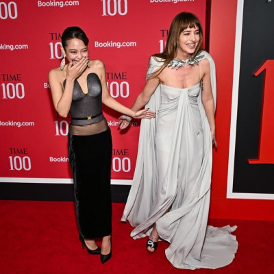 Οι best of εμφανίσεις στο Time 100 Gala: Hailey Bieber & Dakota Johnson με αιθέριο grey χρώμα