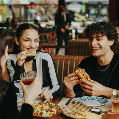 Friend Fund: Ο κοινός κουμπαράς είναι η νέα τάση στις παρέες, αρκεί να τηρηθούν οι «χρυσοί» κανόνες