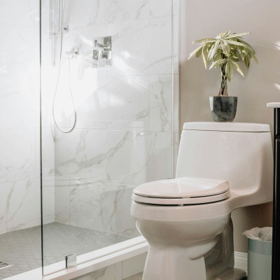 Πώς να καθαρίσεις την πόρτα του ντους σου γρήγορα με ένα απλό κόλπο