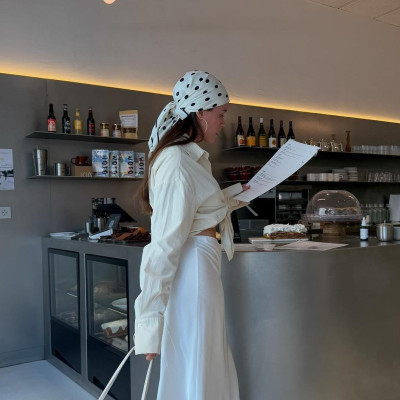 Πώς να κάνεις styling ένα total white look και να δείχνει fashionable & ενδιαφέρον