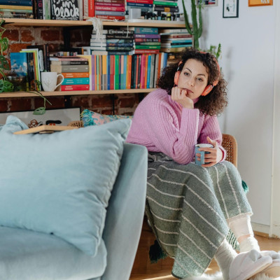 Η κούραση του «solo» νοικοκυριού: Γιατί το να ζεις μόνος εξαντλεί το νευρικό σου σύστημα