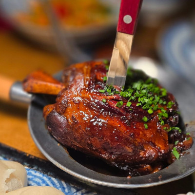 Ποιο ολοκαίνουριο εστιατόριο στο Κουκάκι σε ταξιδεύει απευθείας στην καρδιά του Τόκυο;