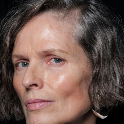 6 κουρέματα για κοντά σγουρά μαλλιά που είναι τάση το καλοκαίρι 2026