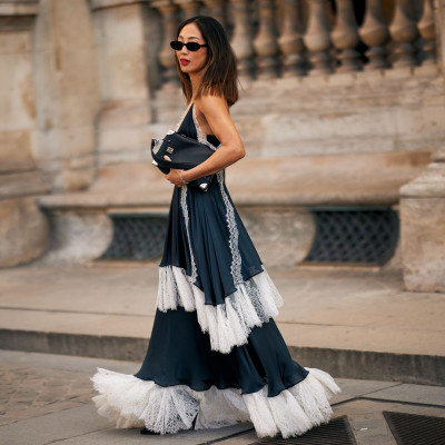 Wedding guest season: Τα φορέματα με βολάν επιστρέφουν και είναι η πιο ρομαντική τάση της σεζόν