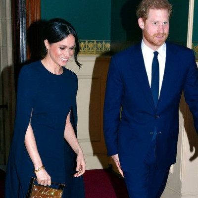 Τα φορέματα με κάπα είναι η πιο chic επιλογή για επίσημες εμφανίσεις & γάμους την άνοιξη