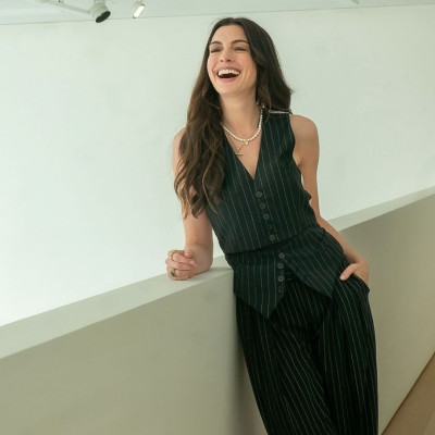 Anne Hathaway: Πώς η ζωή της ως «αγορομάνα» επηρέασε τον τρόπο που ντύνεται