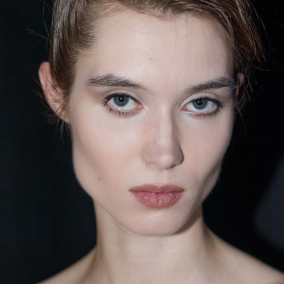 Tightlining trend: Η τεχνική που χαρίζει ένα έντονο και cat eye look μόνο με ένα μαύρο μολύβι ματιών