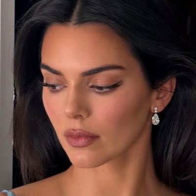Suede Bronzer: Ο 2026 τρόπος να εφαρμόσεις το bronzer, όπως η Kendall Jenner