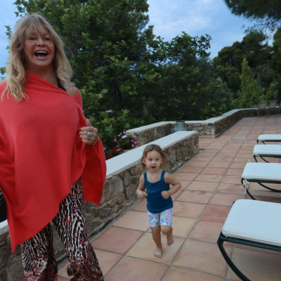 Τι θέλει η Goldie Hawn ως γιαγιά να γνωρίζει κάθε γονιός για την ανατροφή ανθεκτικών παιδιών