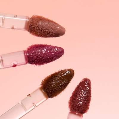 Ούτε matte, ούτε glossy, τα blurry lips είναι μεγάλο trend