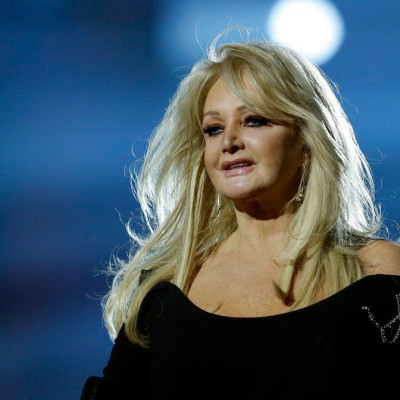Πώς η Bonnie Tyler, η φωνή του «Total Eclipse of the Heart»,  μπήκε σε τεχνητό κώμα & τι περιμένουμε
