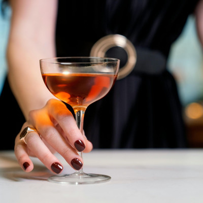 Manhattan Cocktail, το iconic ποτό που αποπνέει old money αισθητική