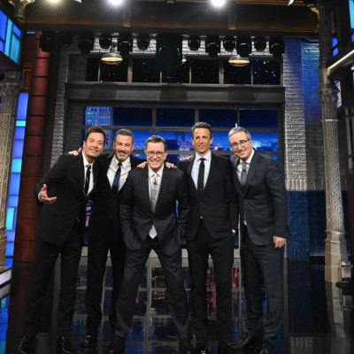 Jimmy Kimmel, Jimmy Fallon, Seth Meyers & John Oliver στο πλευρό του Stephen Colbert πριν το φινάλε
