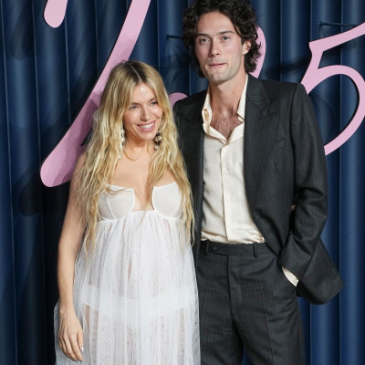 H Sienna Miller έγινε ξανά μαμά στα 44 της: Το 3ο παιδί με τον Oli Green και η γλυκιά αποκάλυψη