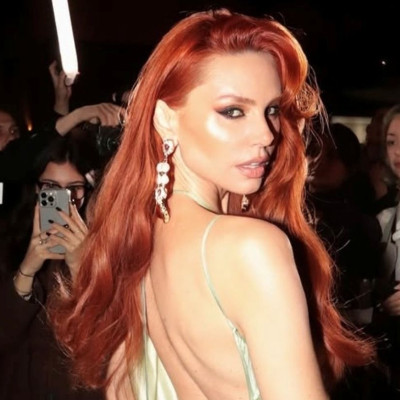 Η Έβελυν Καζαντζόγλου υιοθέτησε το trend του kiss curl στο κόκκινο χαλί του Φεστιβάλ των Καννών