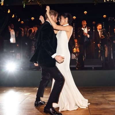 Harry & Meghan γιορτάζουν 8 χρόνια γάμου με 24 αδημοσίευτες φωτογραφίες: Ο ξέφρενος χορός στο πάρτι
