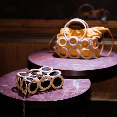 Ένα νέο luxury handmabe brand με τσάντες φέρνει ένα bohemian twist στις εμφανίσεις μας