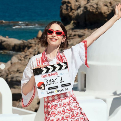 Emily in Paris φινάλε: Ένα τηλεοπτικό ταξίδι που ξεκίνησε στο σκοτάδι, κλείνει στον ήλιο του Αιγαίου