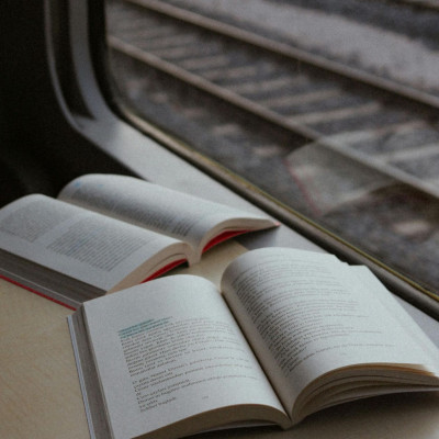 Reading retreats: Τι είναι η νέα ταξιδιωτική τάση που λατρεύουν οι book lovers