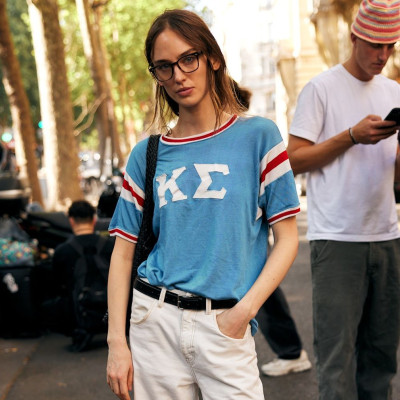 Street style inspo: 4 looks με t-shirt που μπορείς να εύκολα να αντιγράψεις
