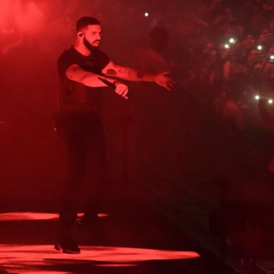 Ο Drake γράφει ιστορία στο Billboard 200 κατακτώντας τις τρεις πρώτες θέσεις με  διαφορετικά άλμπουμ